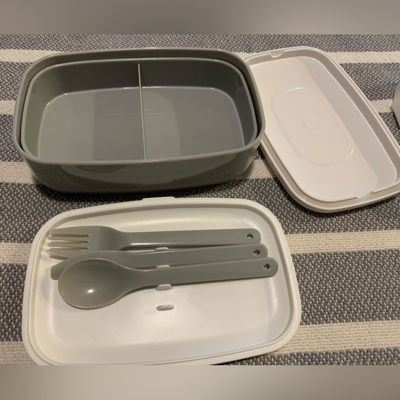 NWT Reusable stackable to-go container by Bentgo. - Picture 7 of 9